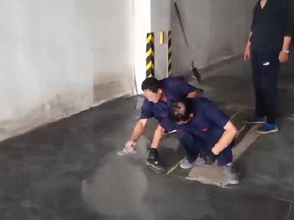 地下車庫地面修復現場